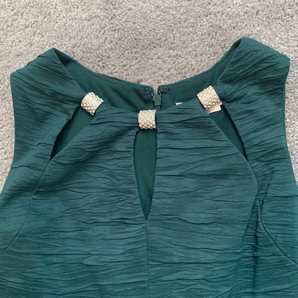 Forest green form fitting dress - Picture 2 of 3